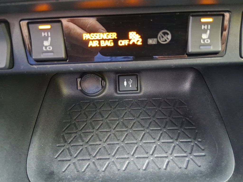 2019 Toyota RAV4 Hybrid XLE photo 30