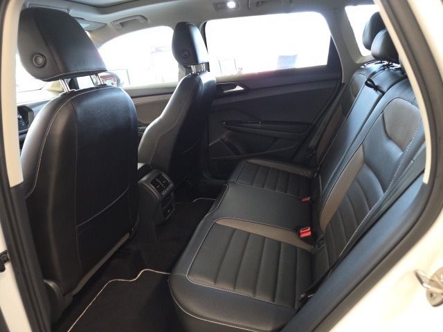 2023 Volkswagen Taos SEL photo 9
