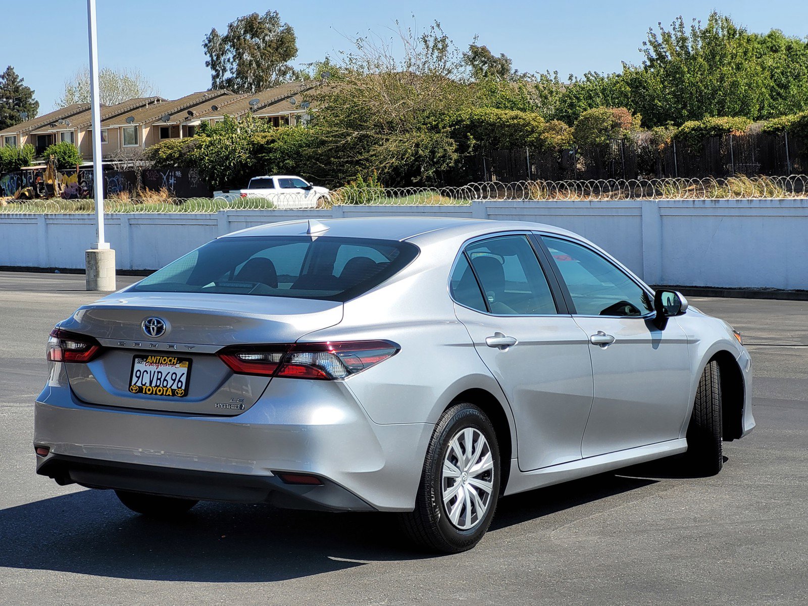 2023 Toyota Camry Hybrid LE photo 3