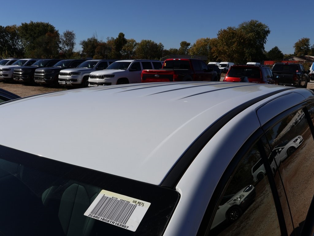 2026 Chrysler Pacifica photo 4