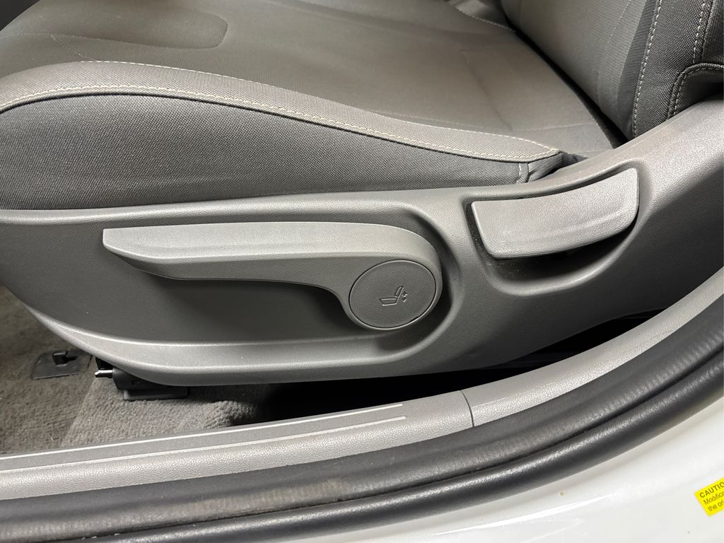 2023 Hyundai Elantra SEL photo 18