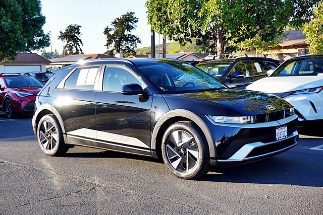 Used 2025 Black Hyundai SEL image 5