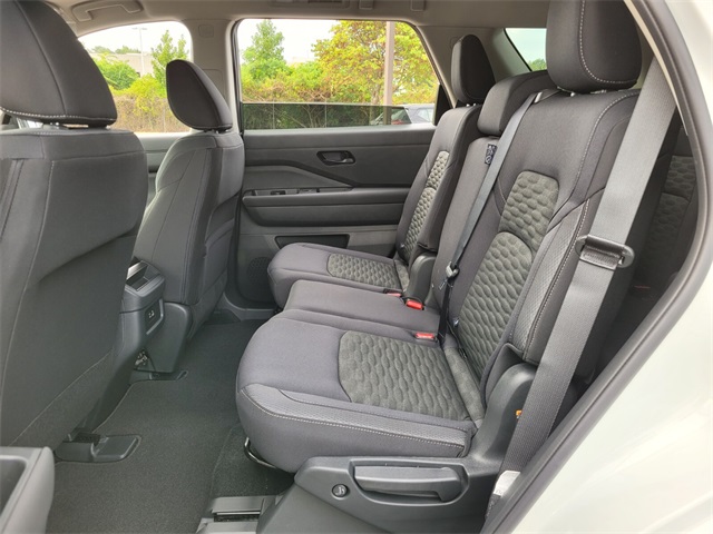 2025 Nissan Pathfinder S photo 9