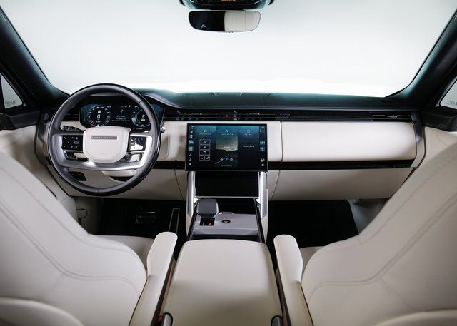 2025 Land Rover Range Rover SE photo 4