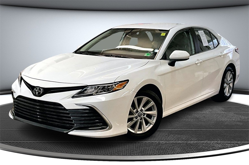 2023 Toyota Camry LE's photo