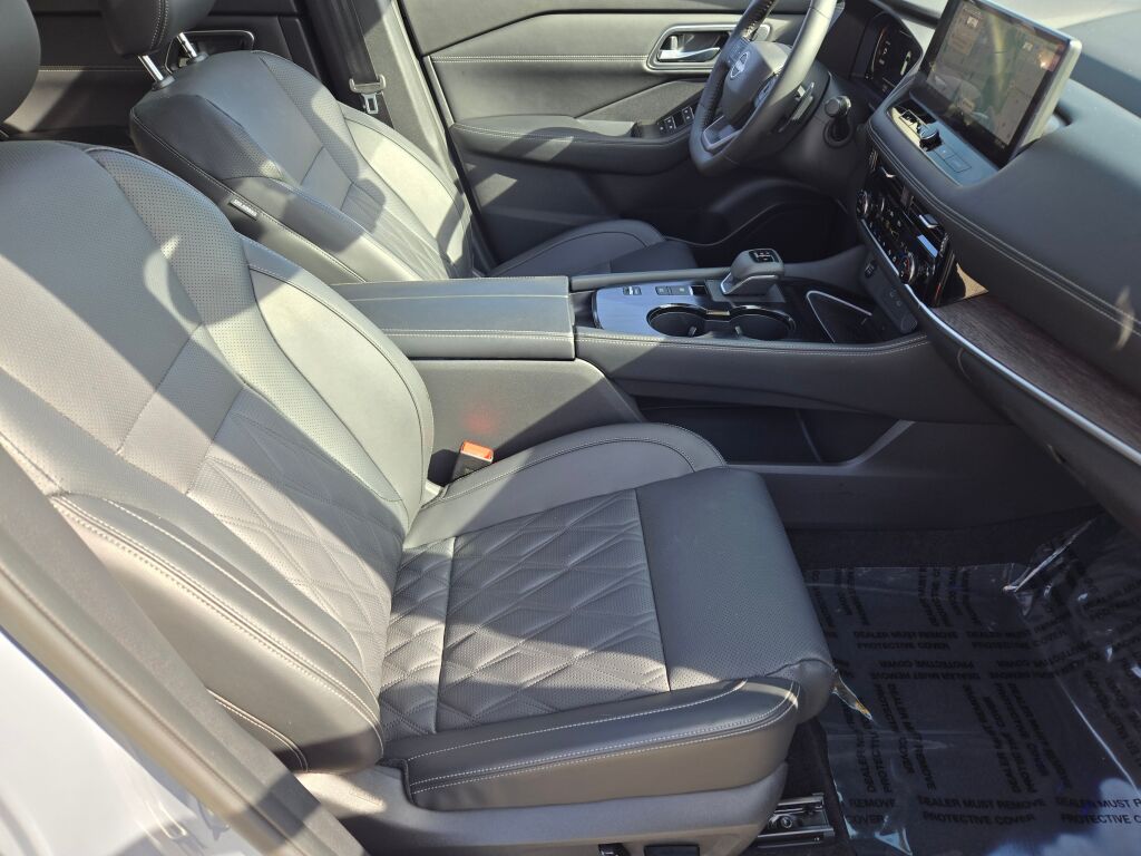 2025 Nissan Rogue Platinum photo 2