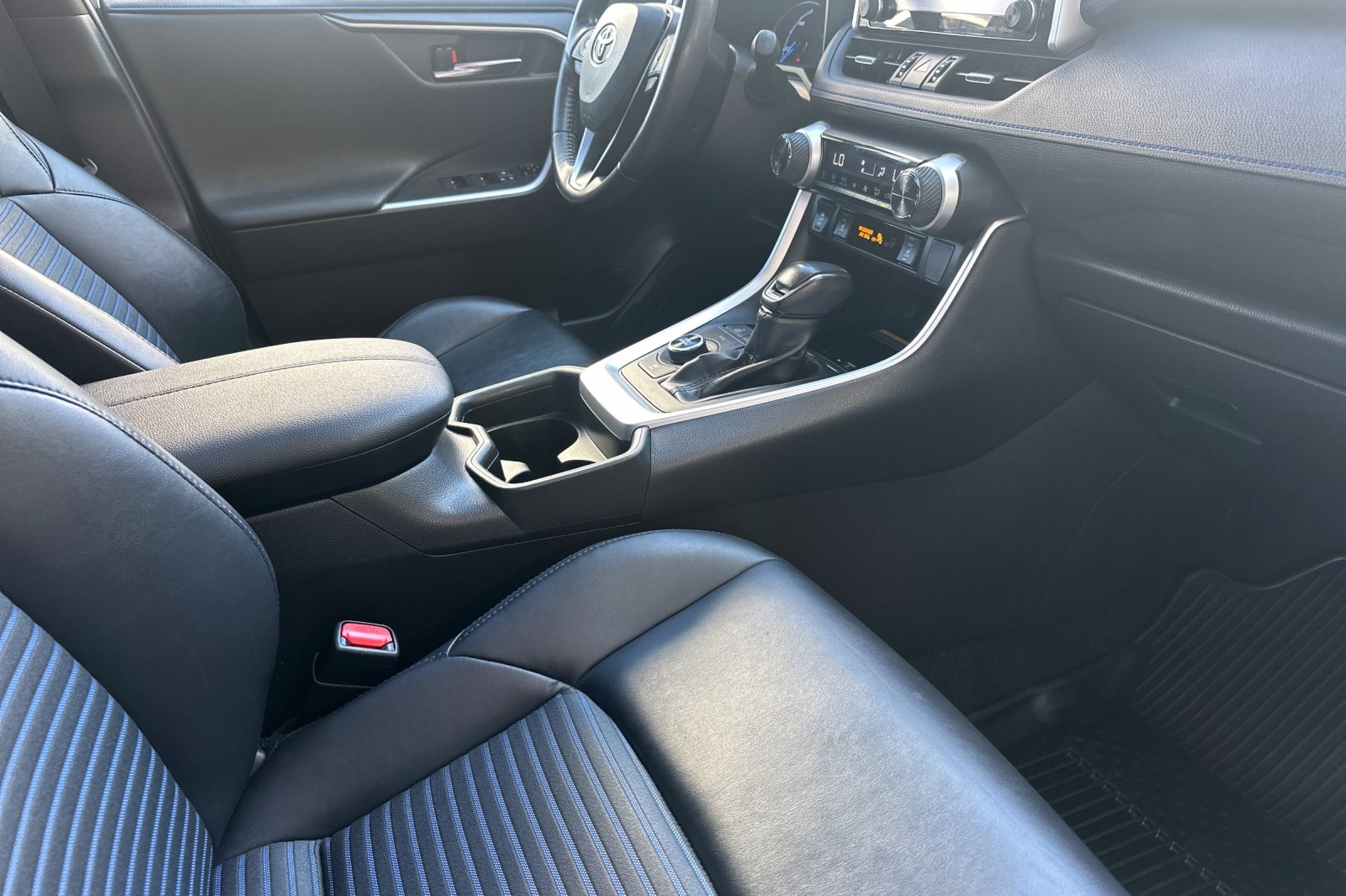 2019 Toyota RAV4 Hybrid XSE photo 13