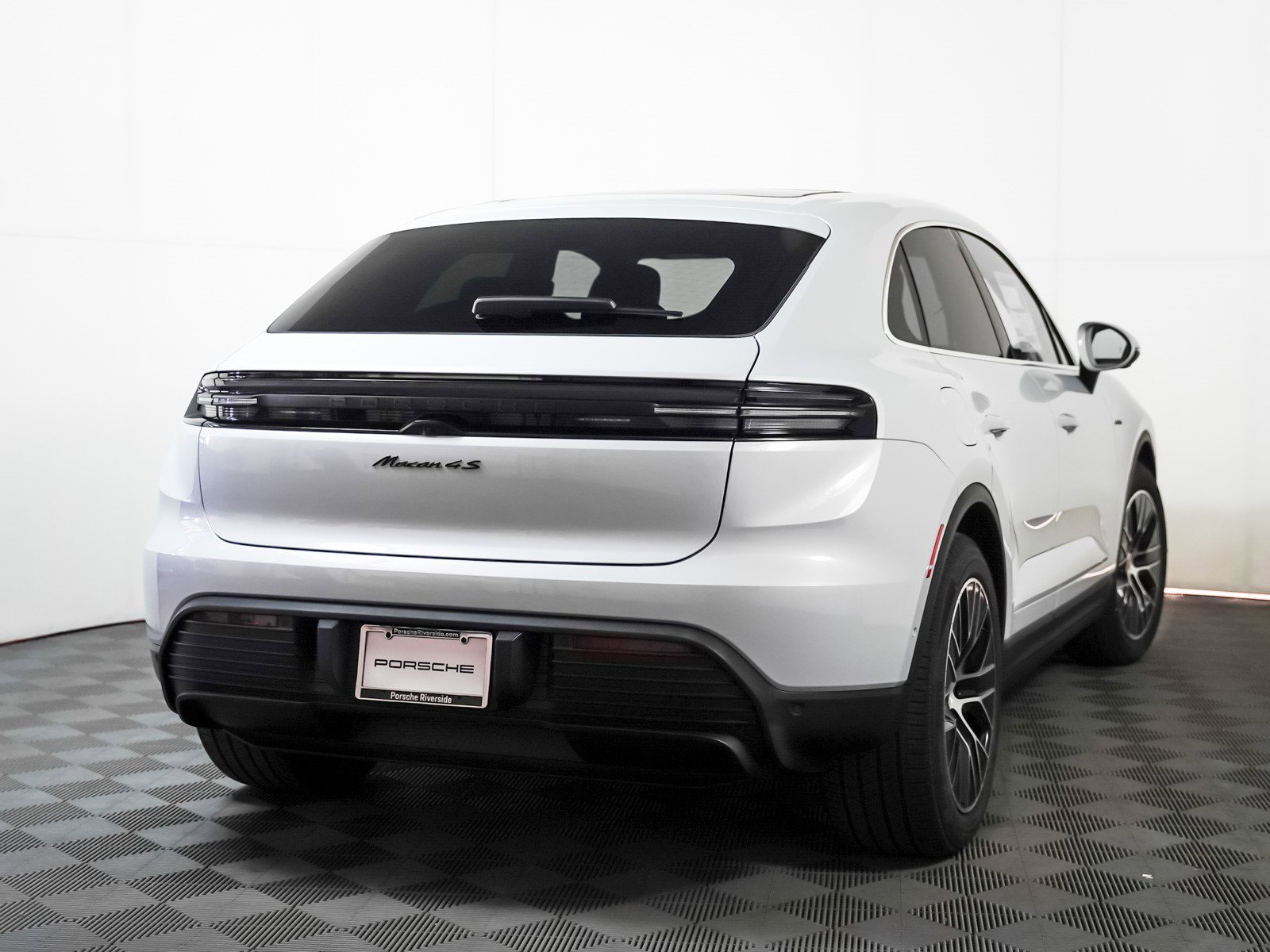 2025 Porsche Macan Electric photo 10
