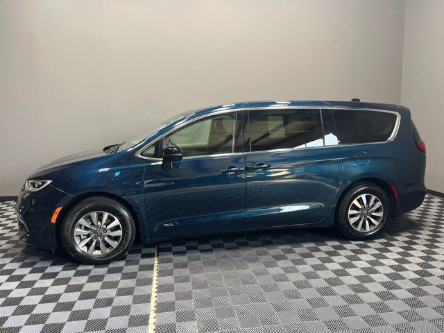 2024 Chrysler Pacifica Hybrid photo 2