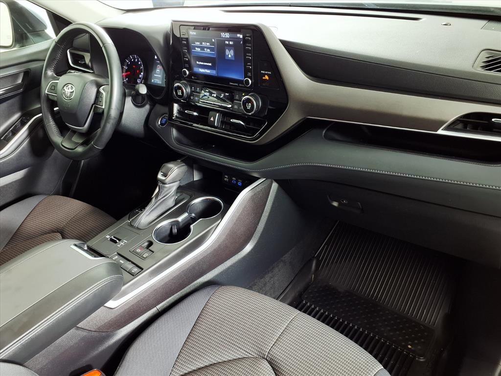 2022 Toyota Highlander LE photo 13