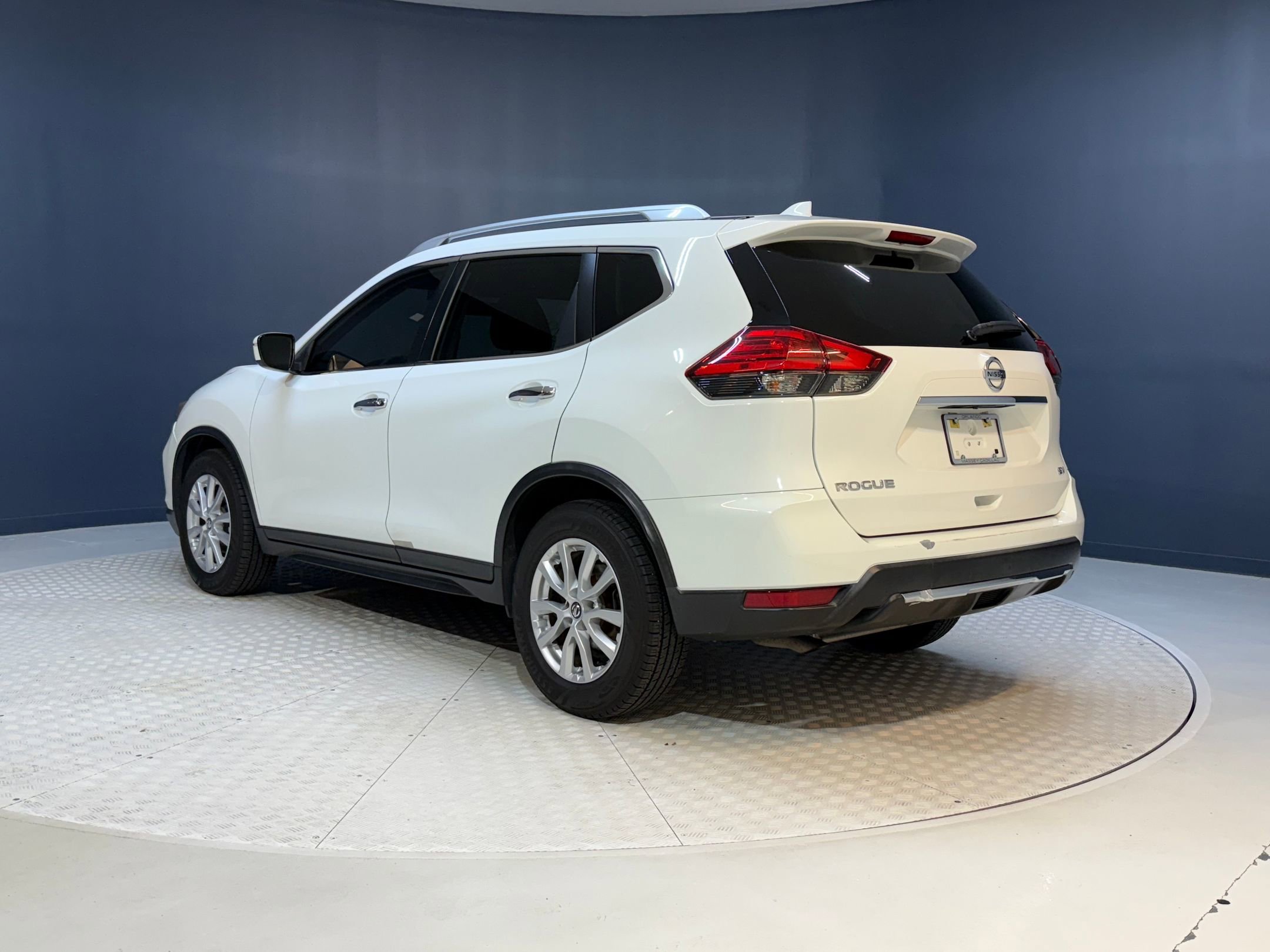 2017 Nissan Rogue SV photo 2