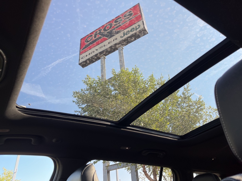 2025 Jeep Grand Cherokee Overland photo 3