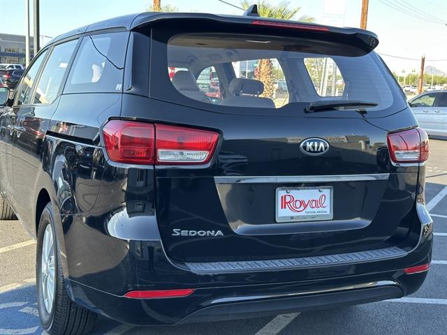 2017 Kia Sedona L photo 4