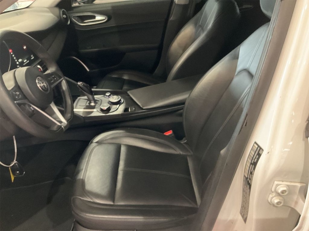 2019 Alfa Romeo Giulia Base photo 6