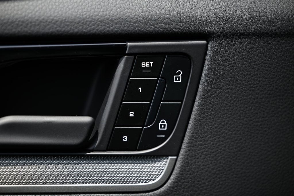 2025 Porsche Cayenne S E-Hybrid photo 19
