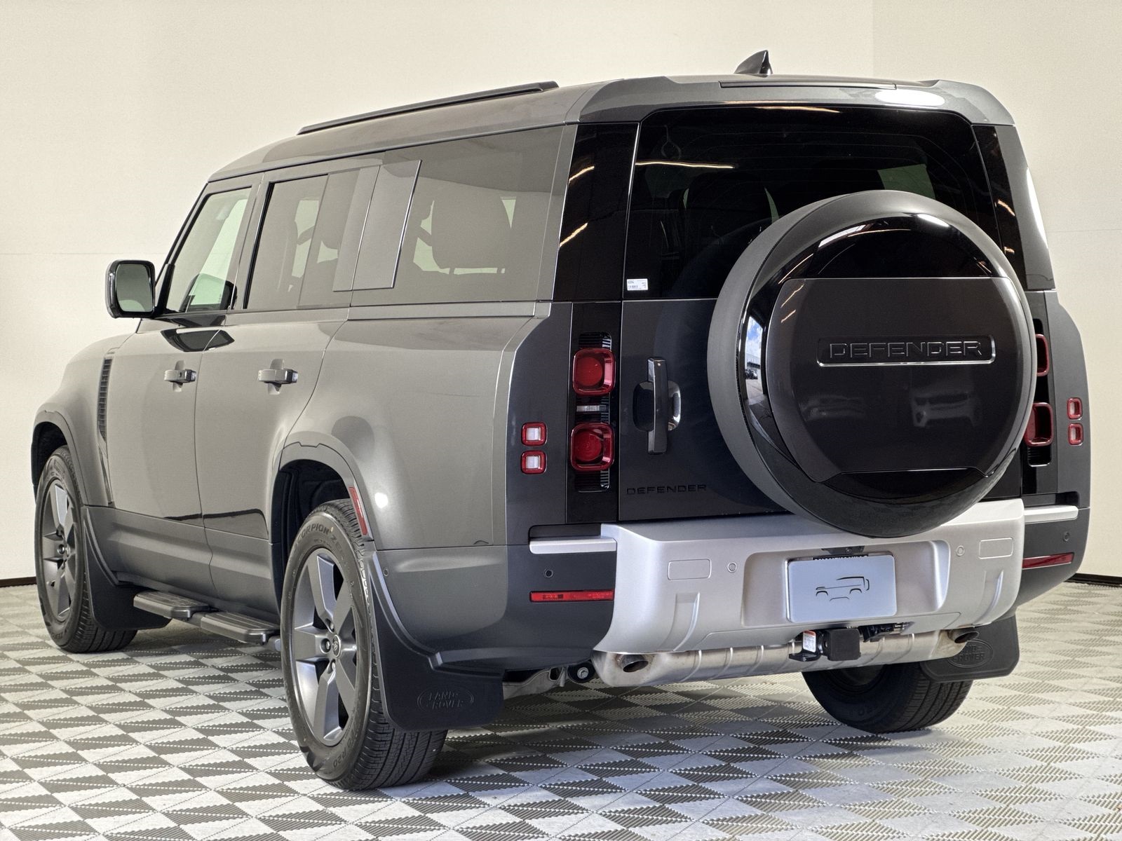 2025 Land Rover Defender 130 S photo 3