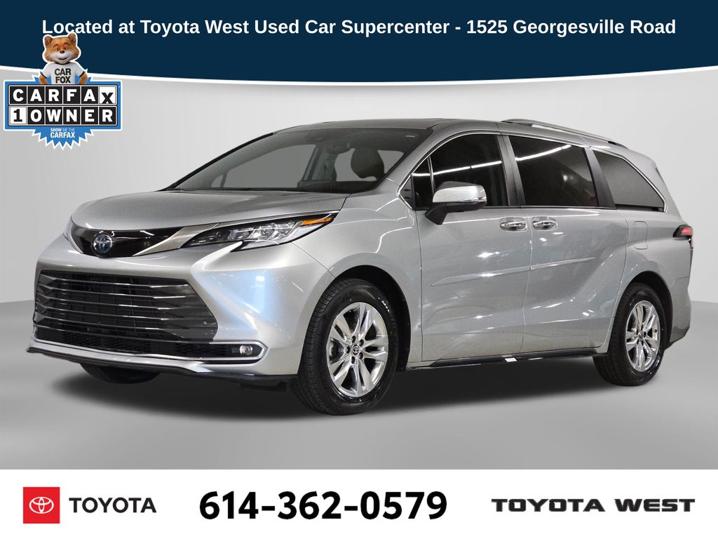 2024 Toyota Sienna Limited's photo