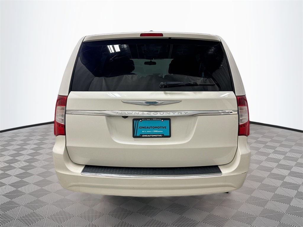 2013 Chrysler Town & Country Touring photo 11