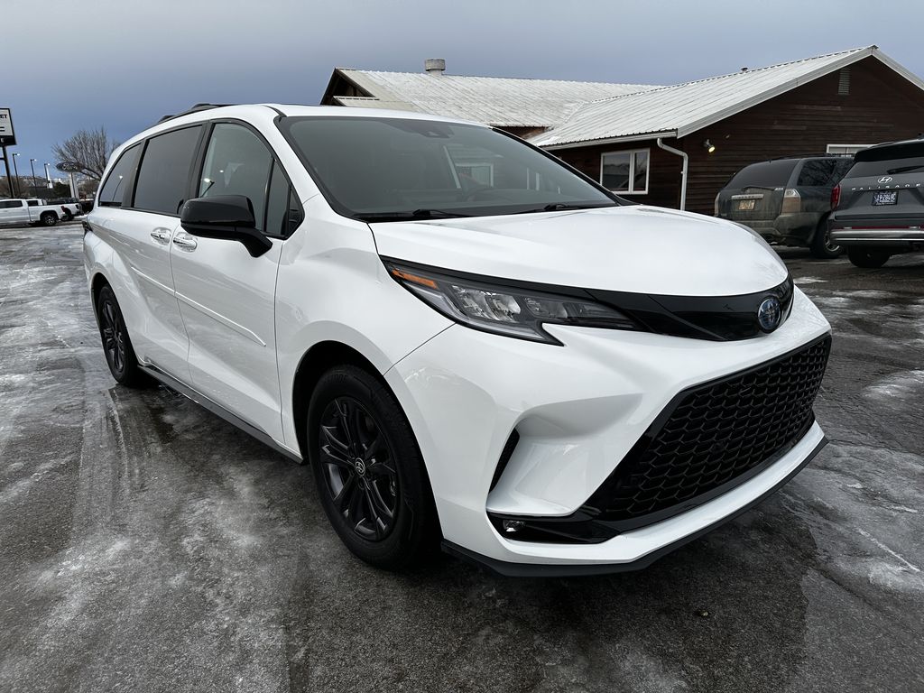 2025 Toyota Sienna XSE's photo