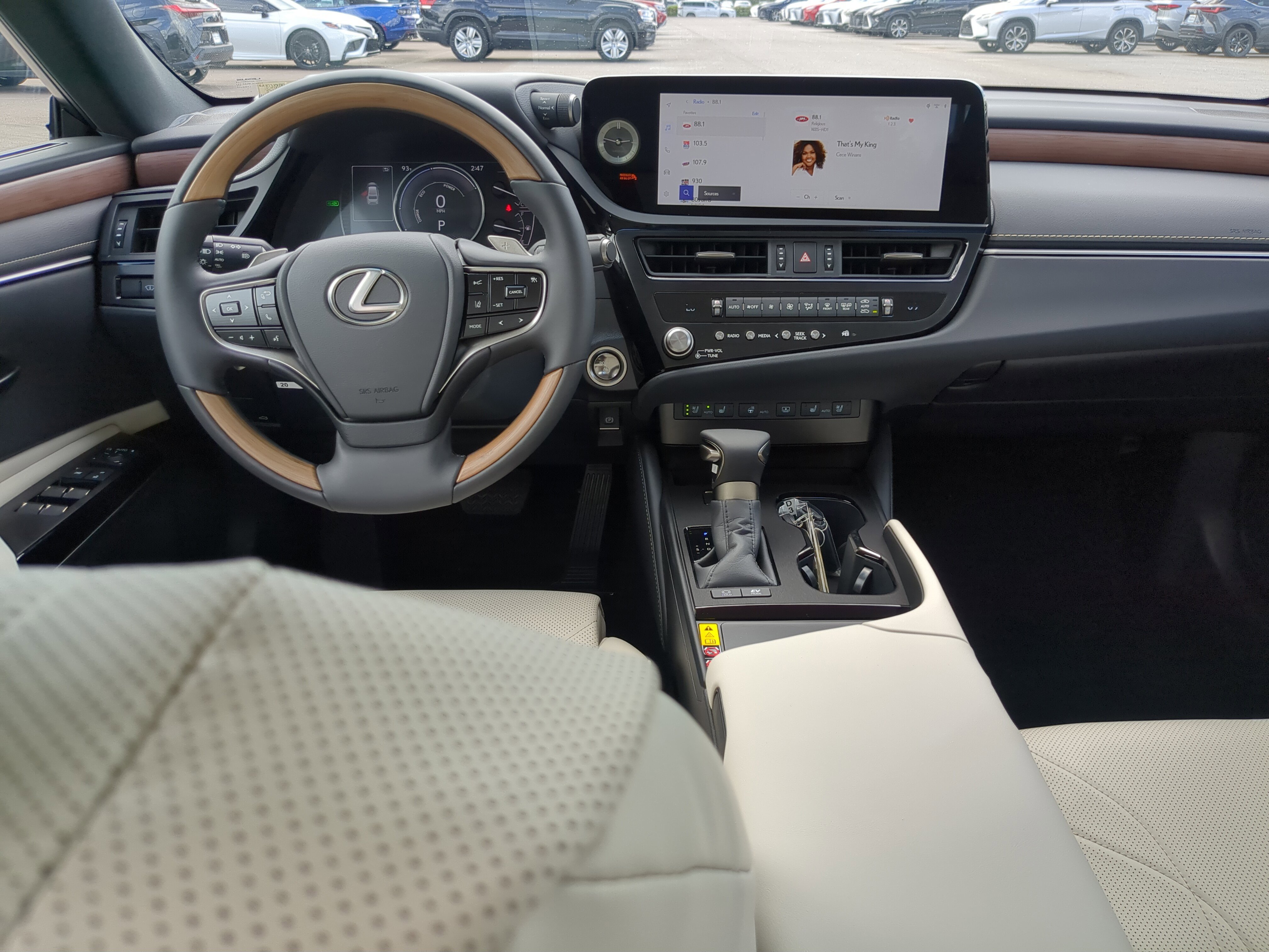 2025 Lexus ES 300h Luxury photo 11