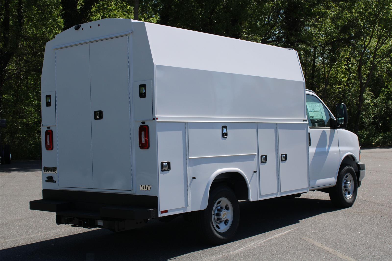 2024 Chevrolet Express Cutaway 3500 photo 2