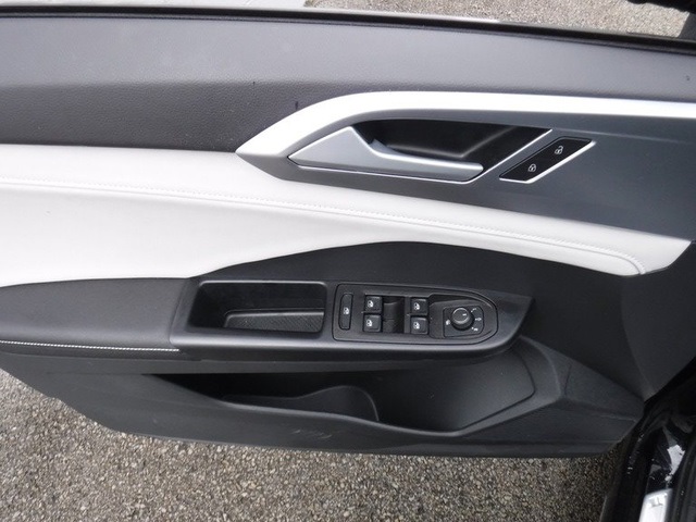 2025 Volkswagen Taos SE photo 11