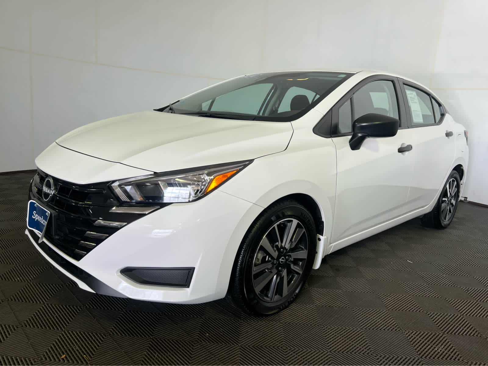 2024 Nissan Versa 1.6 S photo 2