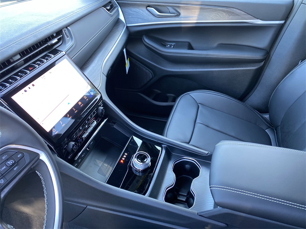 2025 Jeep Grand Cherokee Limited photo 28