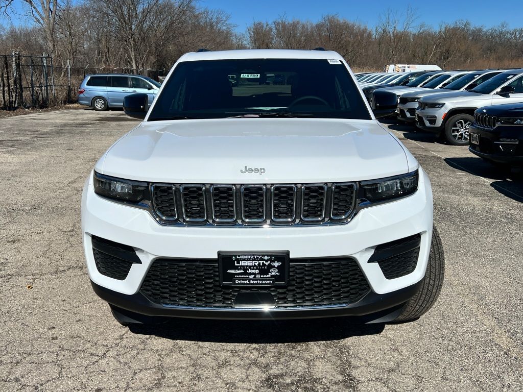 2025 Jeep Grand Cherokee Laredo X photo 3