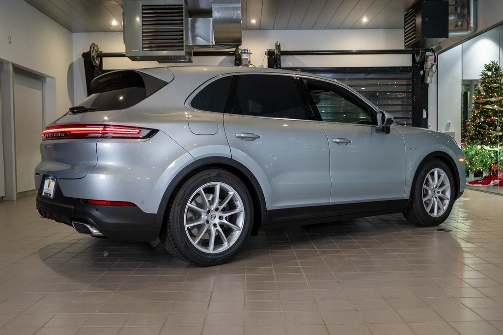 2025 Porsche Cayenne E-Hybrid photo 4