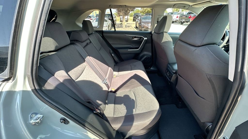 2021 Toyota RAV4 Hybrid XLE photo 26