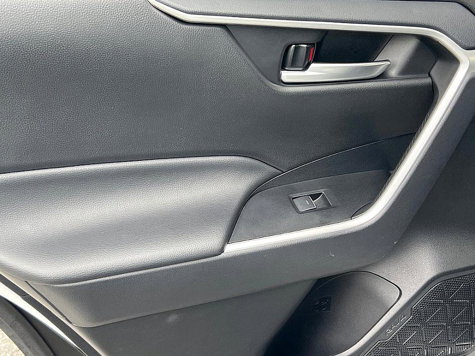 2024 Toyota RAV4 Hybrid XLE photo 8