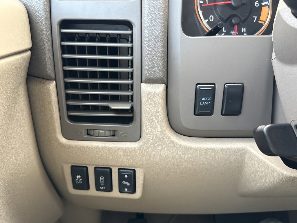 2014 Nissan Titan SL photo 17