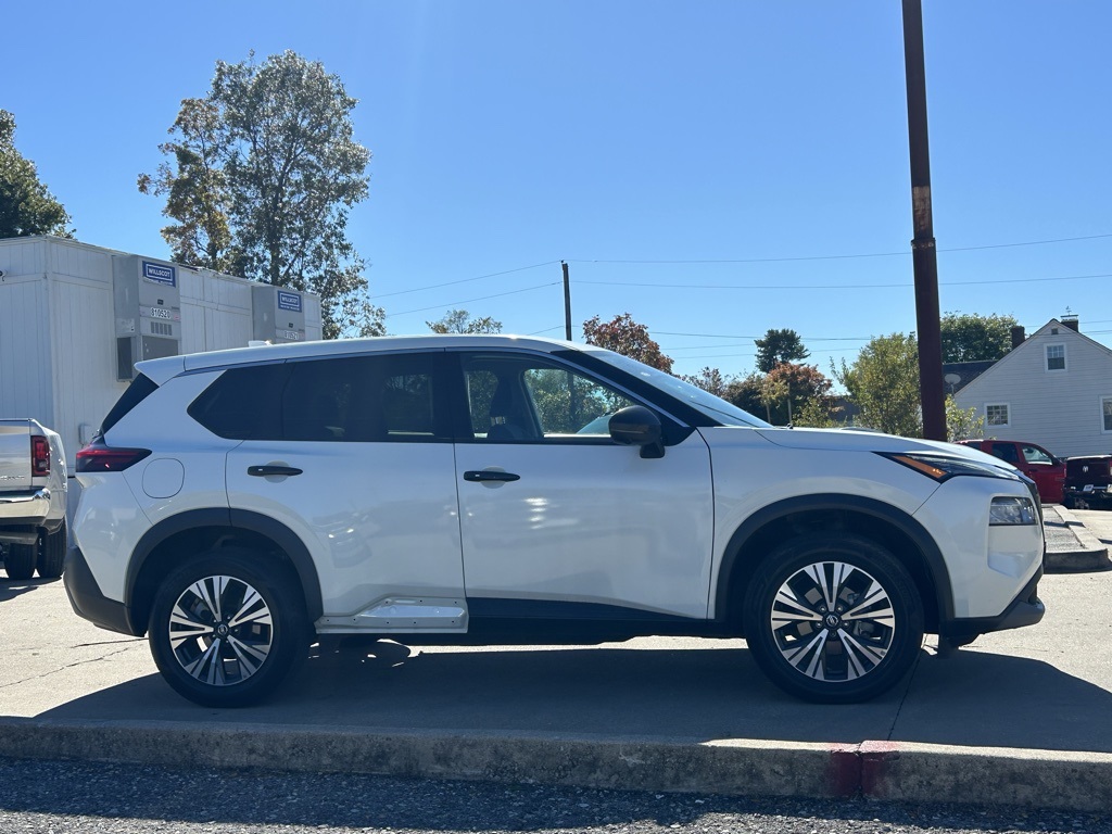 2021 Nissan Rogue SV photo 2