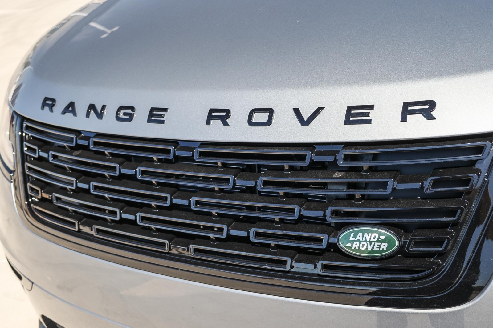 2026 Land Rover Range Rover Velar SE photo 11