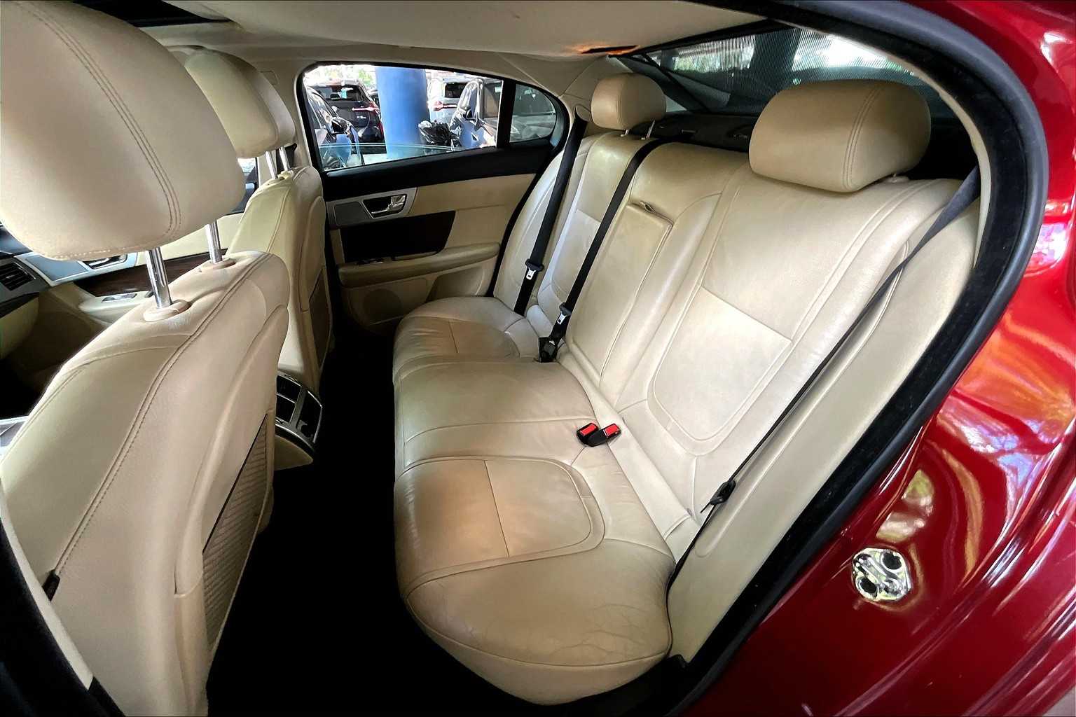 2012 Jaguar XF photo 19