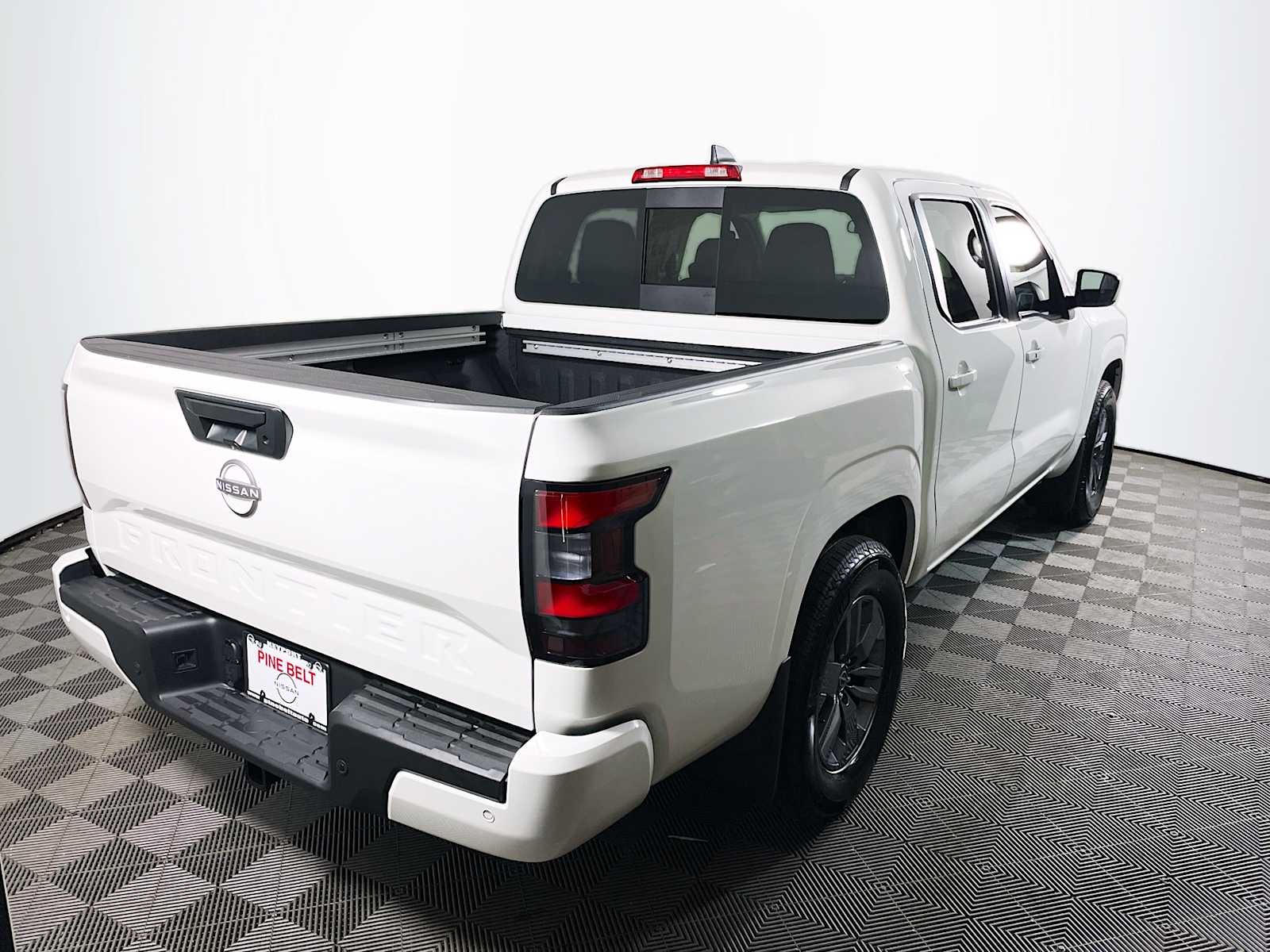 2025 Nissan Frontier SV photo 4