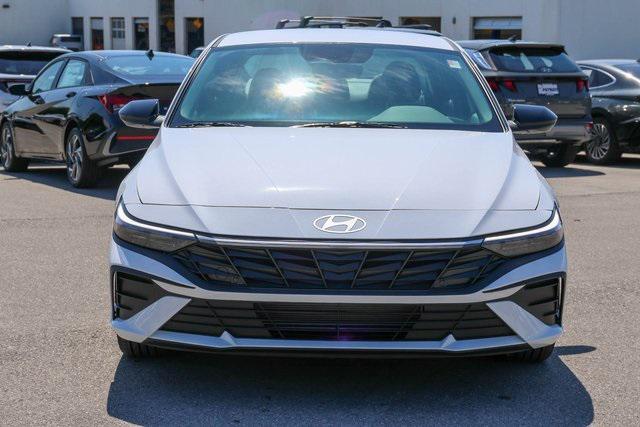 New 2025 White Hyundai SEL Sport image 2