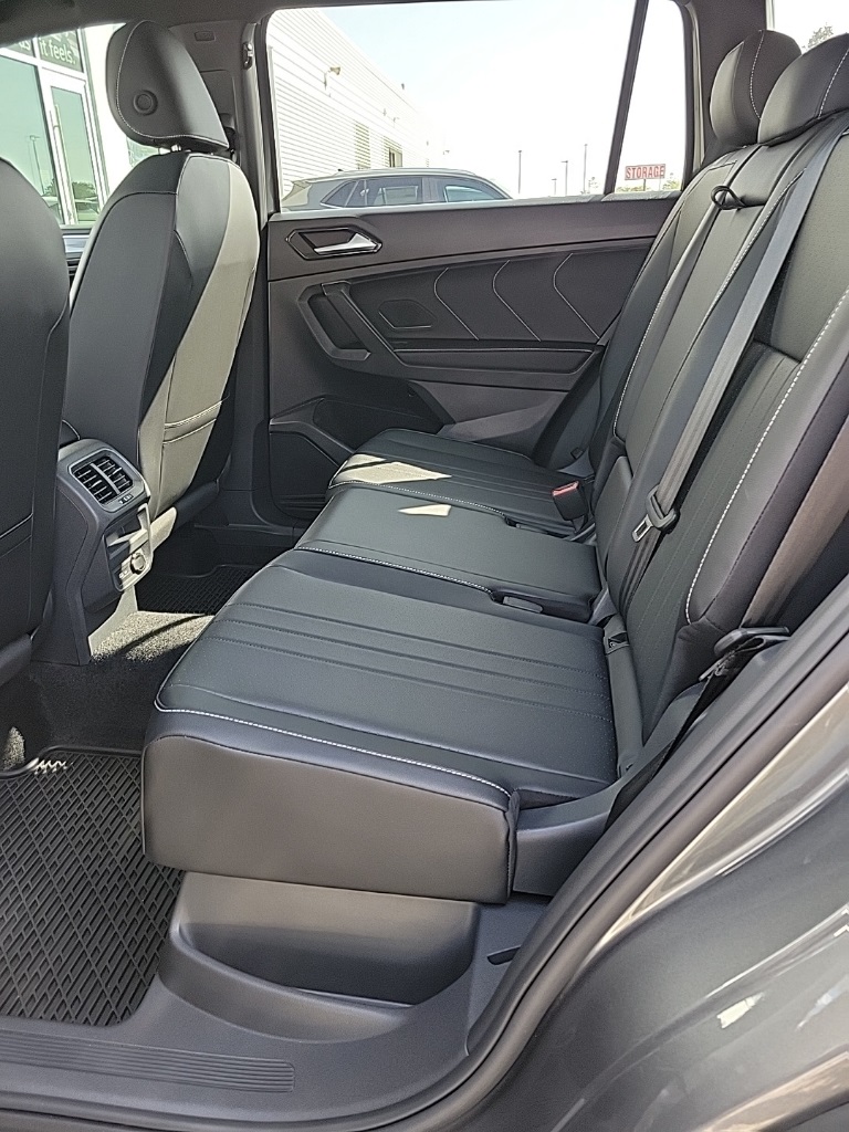 2024 Volkswagen Tiguan SE R-Line Black photo 4