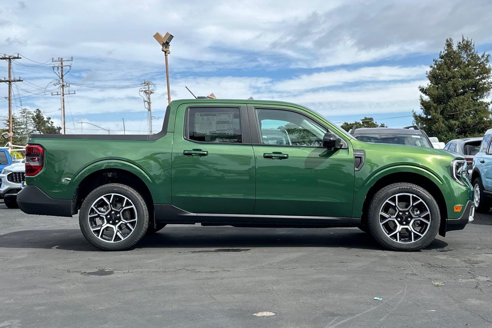 2025 Ford Maverick Lariat photo 2