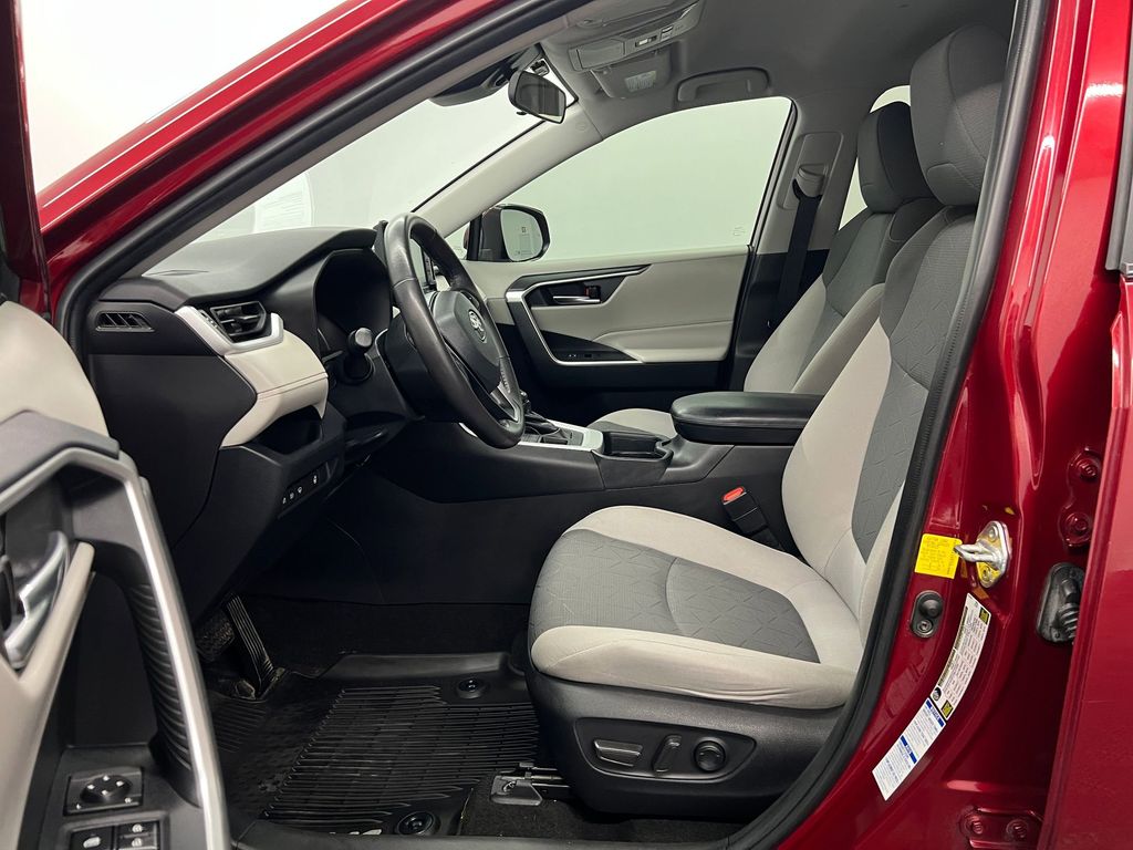 2020 Toyota RAV4 XLE photo 4