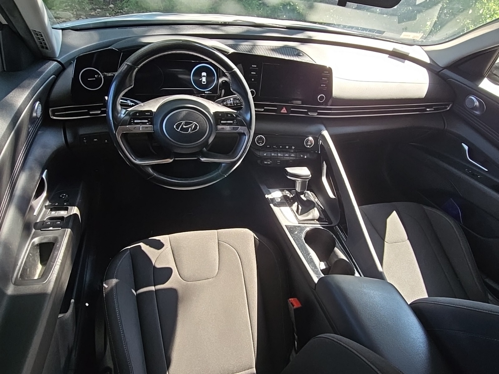 2022 Hyundai Elantra SEL Convenience photo 2