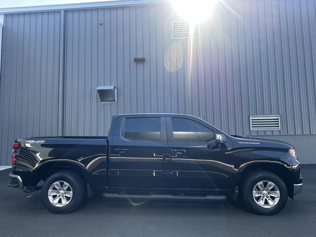2022 Chevrolet Silverado 1500 LT photo 2
