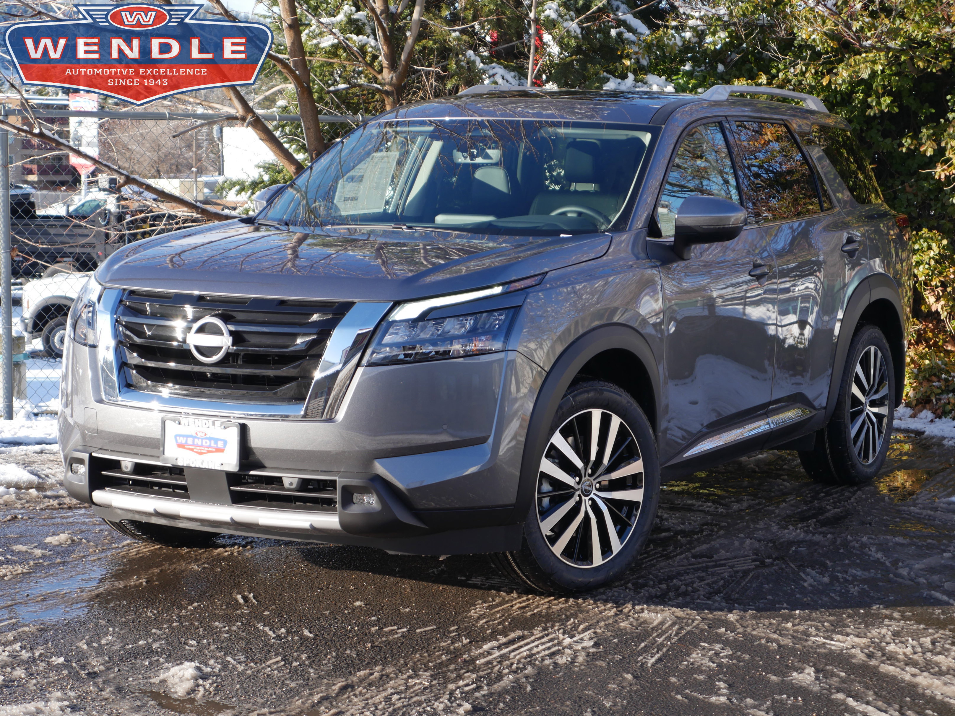 2025 Nissan Pathfinder Platinum's photo