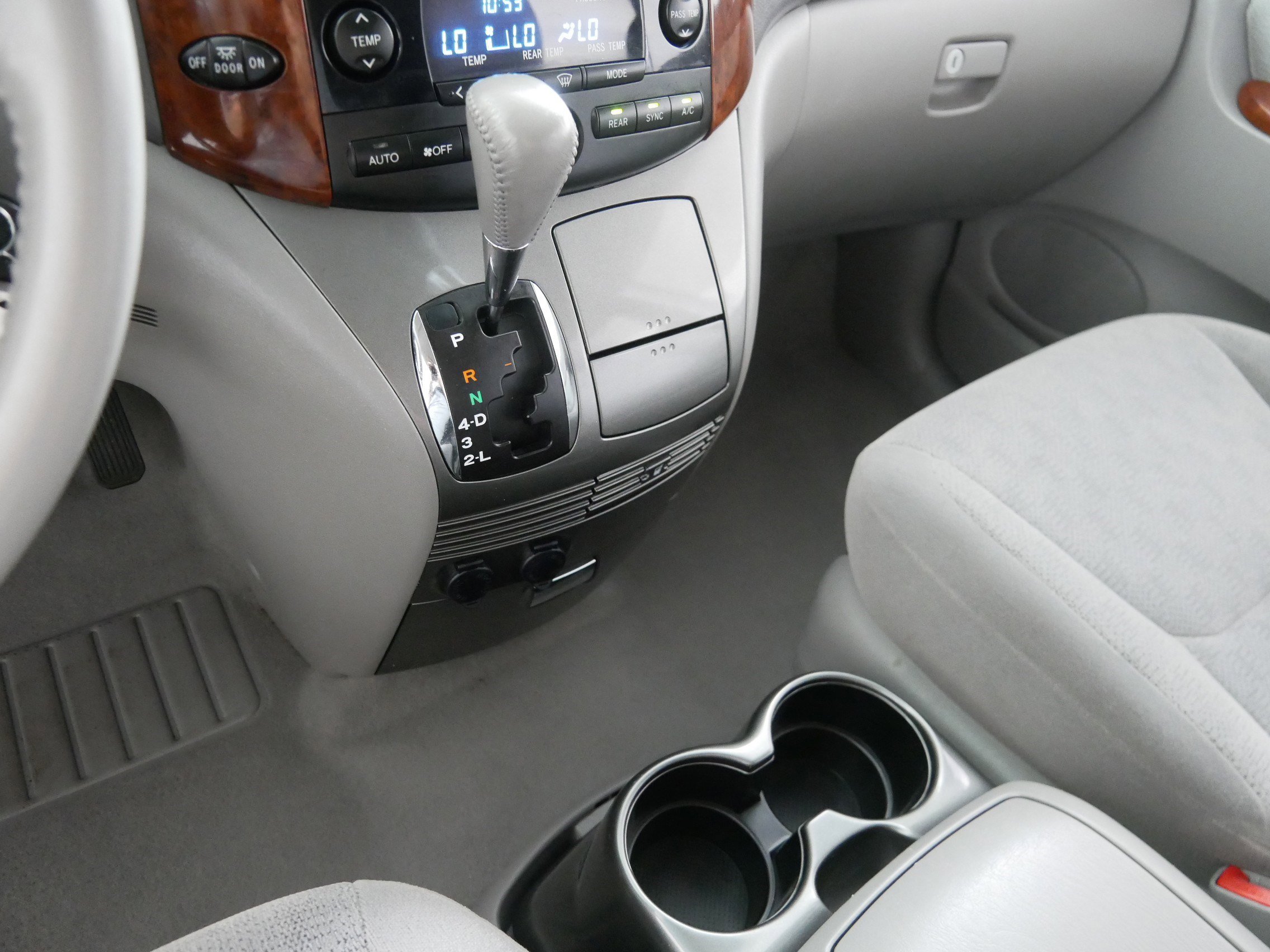 2004 Toyota Sienna XLE photo 14