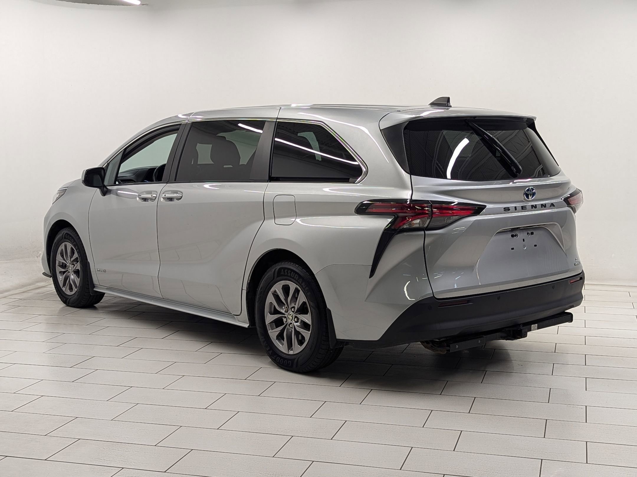 2021 Toyota Sienna XLE photo 2
