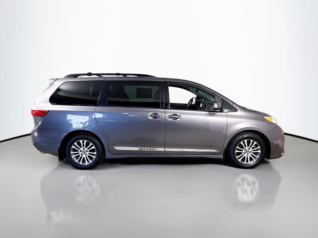 2018 Toyota Sienna XLE Premium photo 11