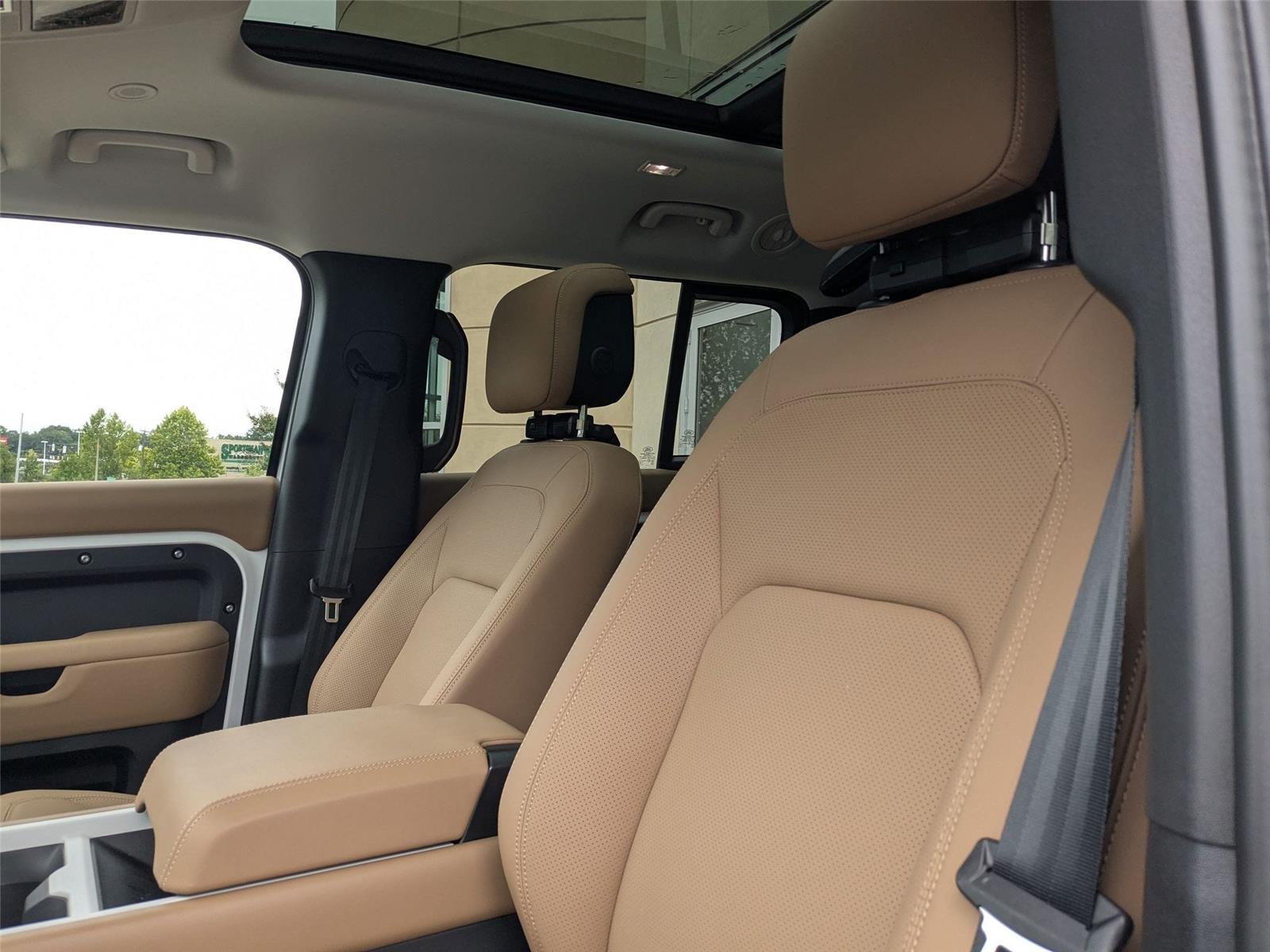 2025 Land Rover Defender 130 X-Dynamic SE photo 13