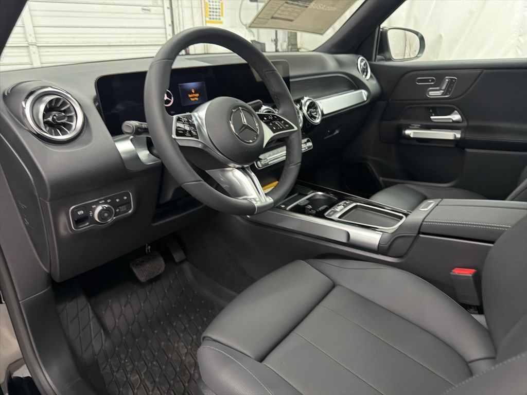 2026 Mercedes Benz GLB 250 photo 3