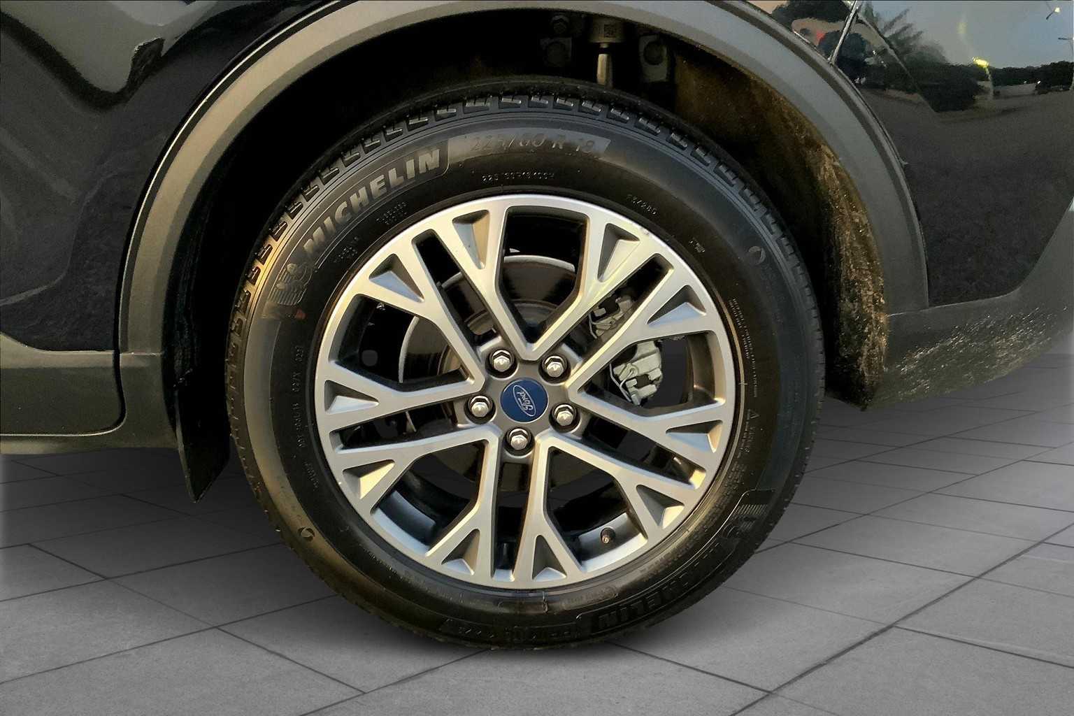 2020 Ford Escape SEL photo 9
